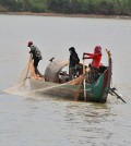 메콩강에서 고기를 낚는 어부들