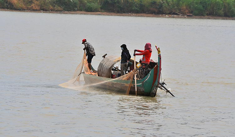 메콩강에서 고기를 낚는 어부들