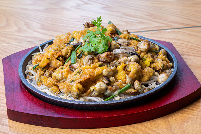 Crispy fried oyster omelette