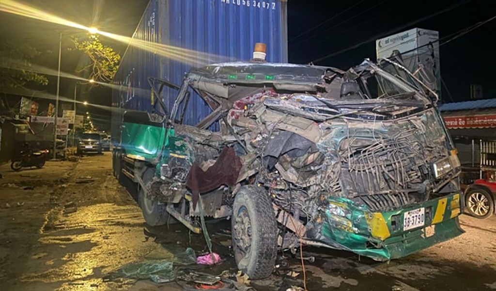 Drowsy-driver-smashes-into-back-of-truck