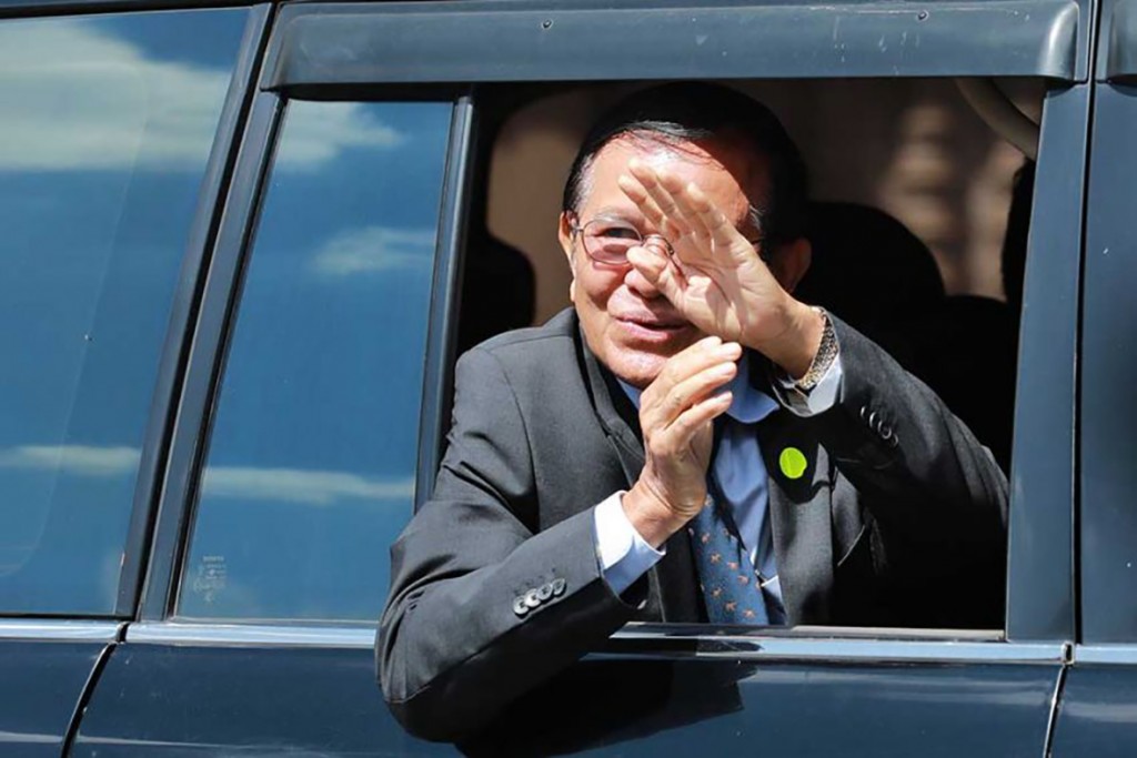 kem-sokha-greets-his-supporters-as-he-leaves-the-phnom-penh-municipal-court-on-january-19