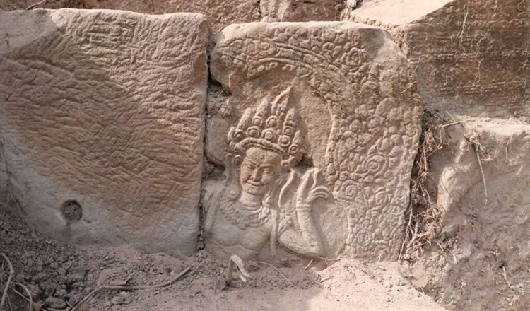 따까으 성문 통로의 북쪽 벽에서 발견된 압사라 조각