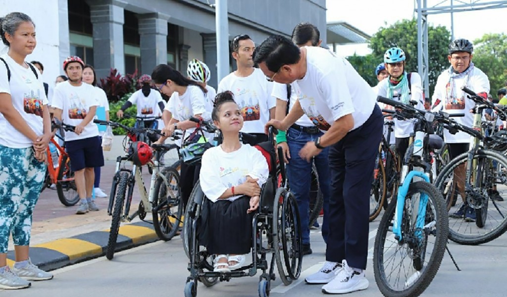 ▲ 지난 8월 20일 프놈펜 다이아몬드 섬에서 열린 국제 청소년의 날 기념 자전거 행사에서 잇섬헹 노동부 장관이 장애인 참가자와 이야기를 나누고 있다.