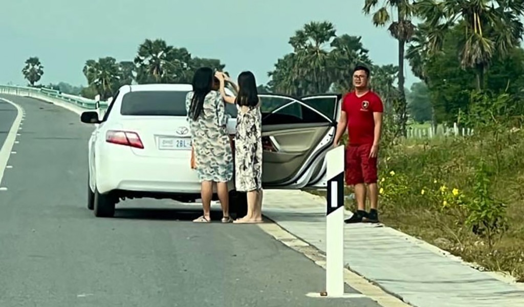 Stop-taking-selfies-on-new-Phnom-Penh-Sihanoukville-Expressway-say-authorities