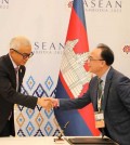 finance_minister_aun_pornmoniroth_left_shakes_hands_with_royal_group_ceo_kith_meng_at_the_november_11_signing_ceremony._fn