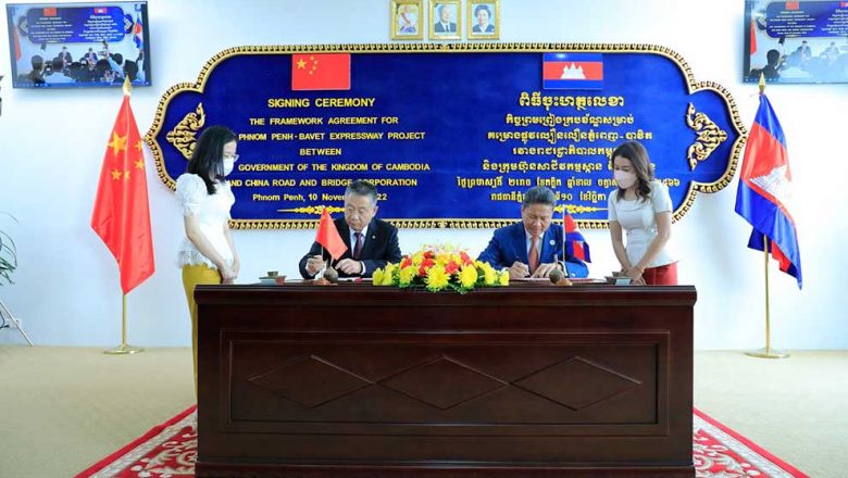 public_works_minister_sun_chanthol_signs_the_phnom_penh-bavet_expressway_agreement_with_china_road_and_bridge_corporation_crbc_representative._transport_ministry