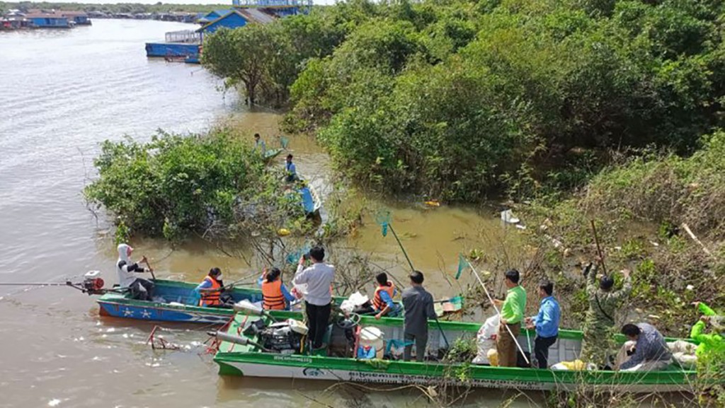 topic-3-activity-of-the-people-collect-rubbish-at-chong-kneas-community-in-siem-reap-province-on-27-11-2022-by-ngo2-1