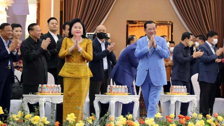 hun_sen_and_his_wife_bun_rany_meet_with_actors_from_the_cast_of_the_son_under_the_full_moon_on_december_31_2022._spk