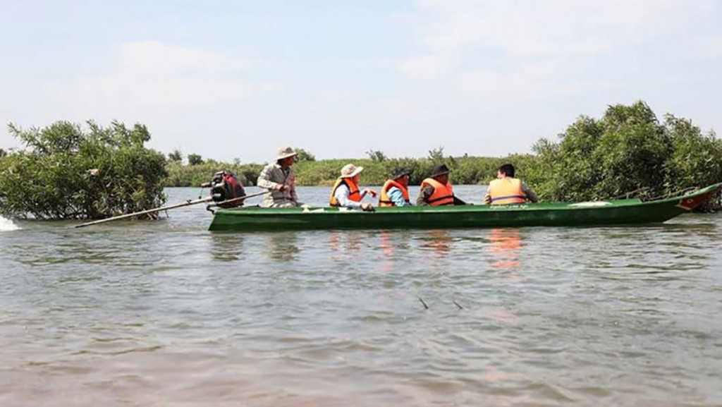 agriculture_minister_dith_tina_takes_a_boat_trip_to_the_freshwater_dolphin_conservation_area_in_kratie_province_on_january_25._agriculture_ministry