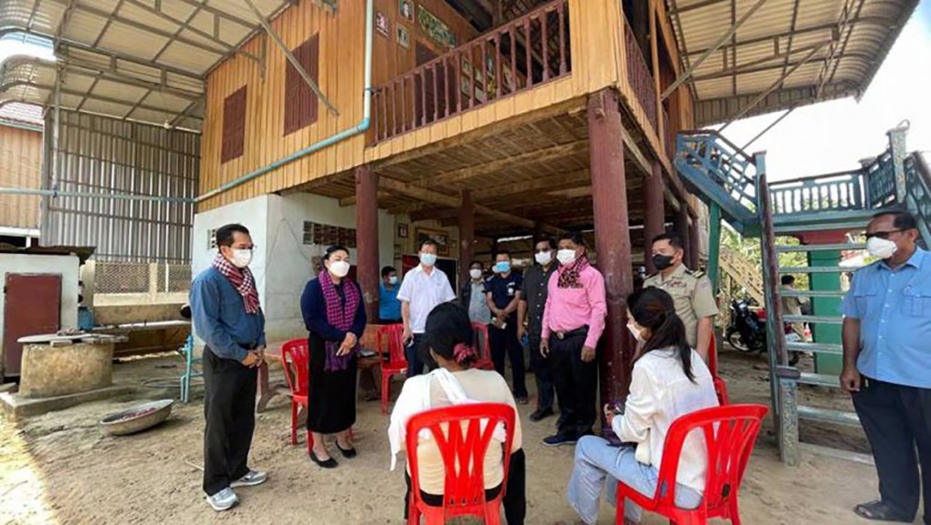 health_ministry_officials_look_into_the_suspected_h5n1_cases_in_northern_prey_veng_provinces_sithor_kandal_district_late_last_week._prey_veng_information_department