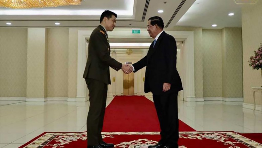 prime_minister_hun_sen_shakes_hands_with_major-general_david_neo_commander_of_the_singapore_army_on_february_28._spm