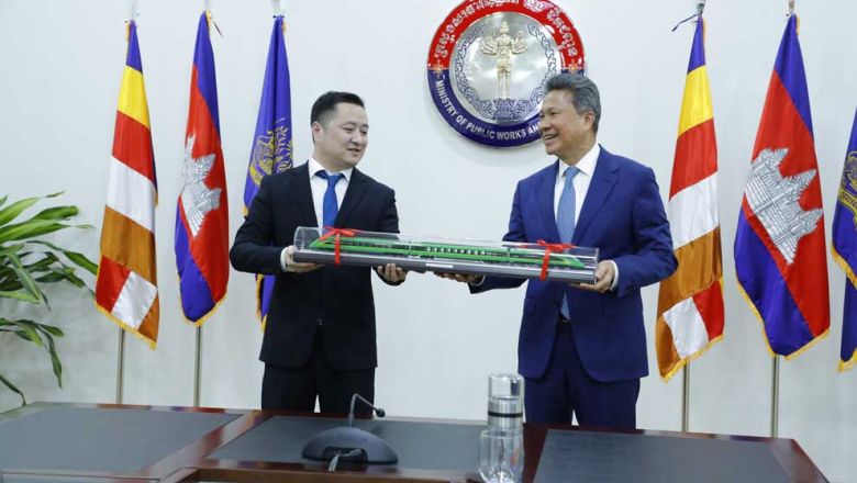 transport_minister_sun_chanthol_right_and_china_metro_groups_li_kuo_discuss_investment_in_infrastructures_on_march_17._mpwt