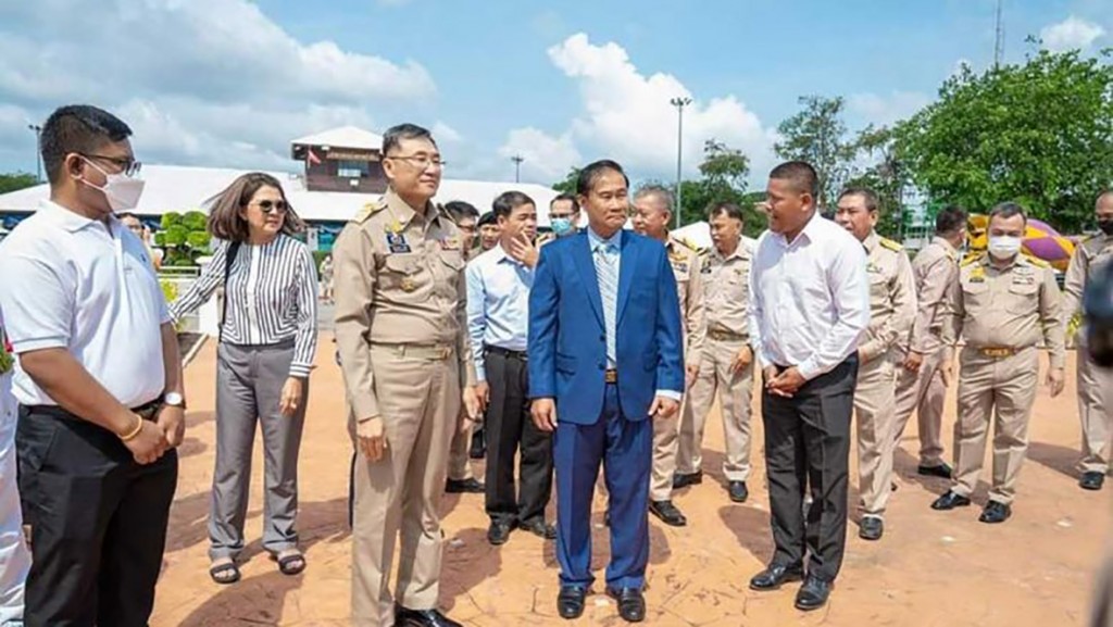 pursat_governor_khoy_rida_in_blue_suit_and_his_thai_counterpart_on_his_right_during_an_inspection_of_the_border_area._pursat_administration