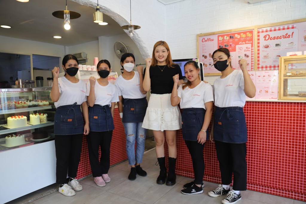 ▲ 카페 어니스트(Cafe Honest) 직원들이 사장님인 황후인씨(가운데)의 앞으로의 일정을 응원하고 있다