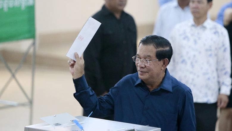 topic_1_pm_hun_sen_with_his_wife_to_vote_election_at_ta_khmav_town