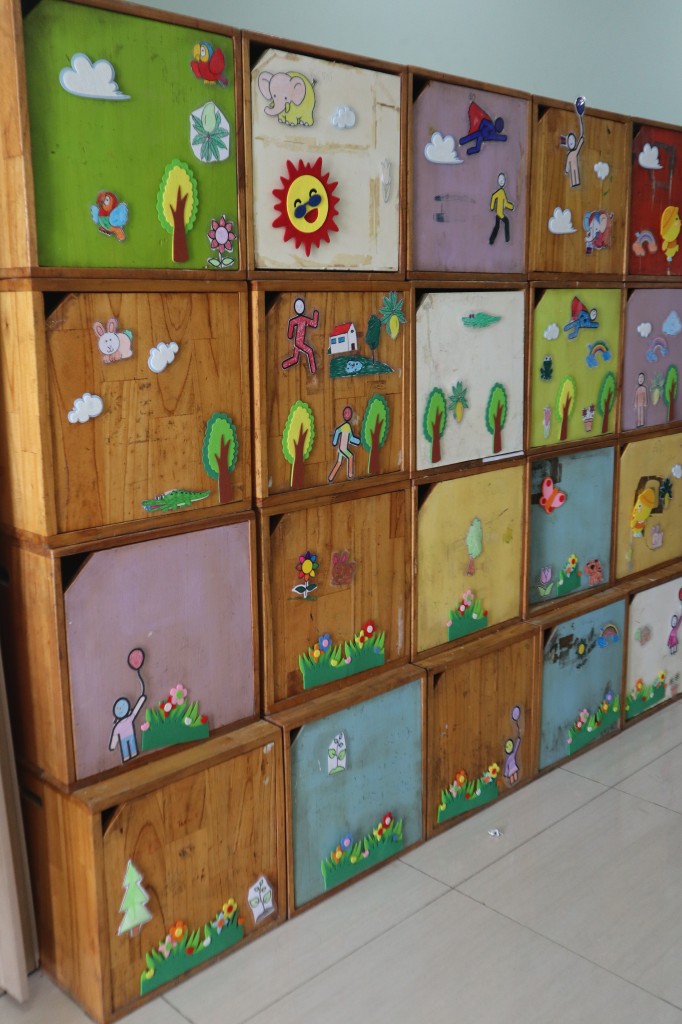 ▲ 이화봉사단이 한국에서 직접 준비해온 재료로 리폼한 사물함. 아이들은 직접 그림을 색칠하여 붙여 사물함을 꾸미는 시간을 가졌다