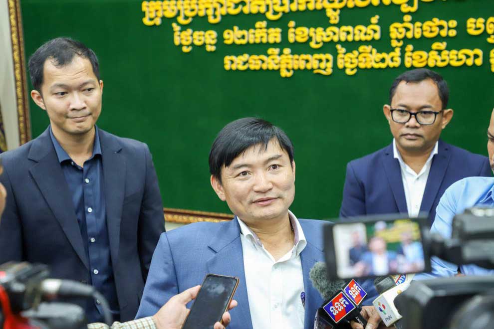 new_labour_minister_heng_sour_speaks_to_the_media_after_the_wage_negotiations_on_august_28._labour_ministry