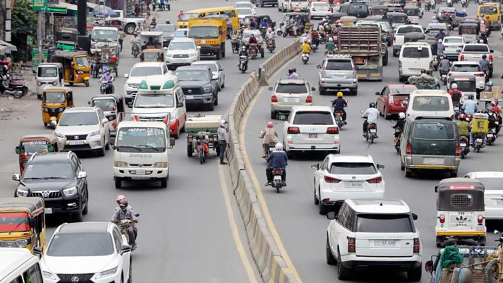 heavy_traffic_build_up_on_monivong_blvd_in_phnom_penhs_chamkarmon_district._heng_chivoan