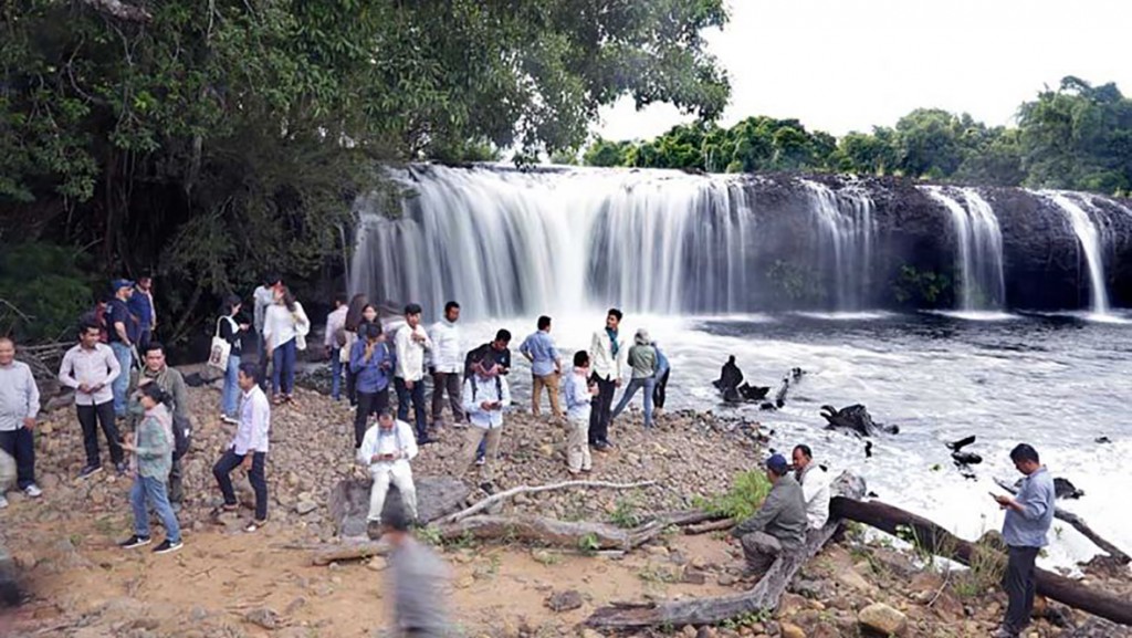 tourists_visit_the_chi_phat_waterfall_in_koh_kong_province_on_a_public_holiday._heng_chinvoun