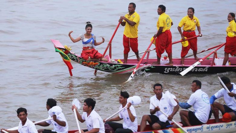 traditional_boat_racers_during_the_2019_water_festival_in_phnom_penh._hong_menea
