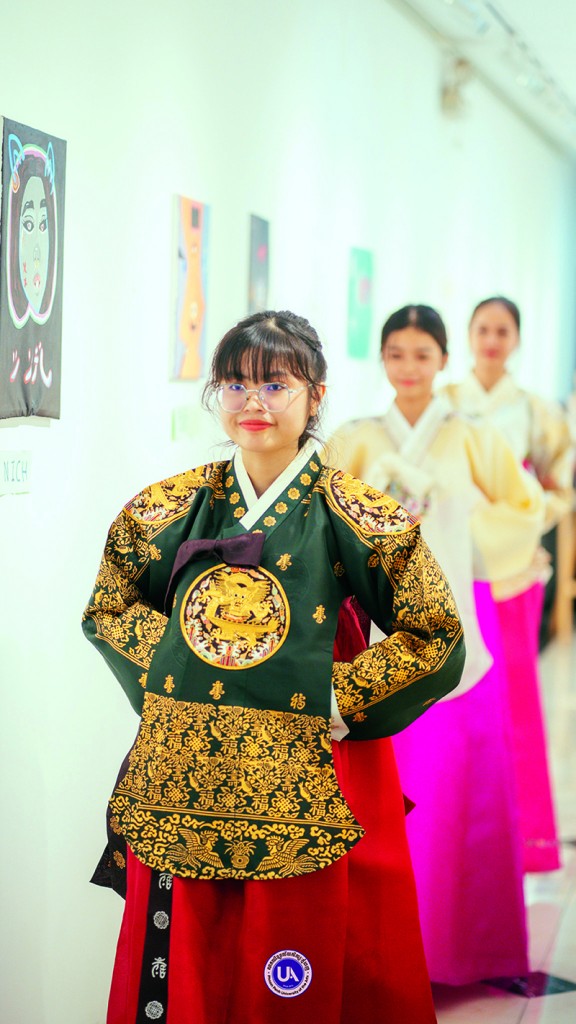 프놈펜국제예술대학교 재학생들이 한복 패션쇼를 열었다 _WS