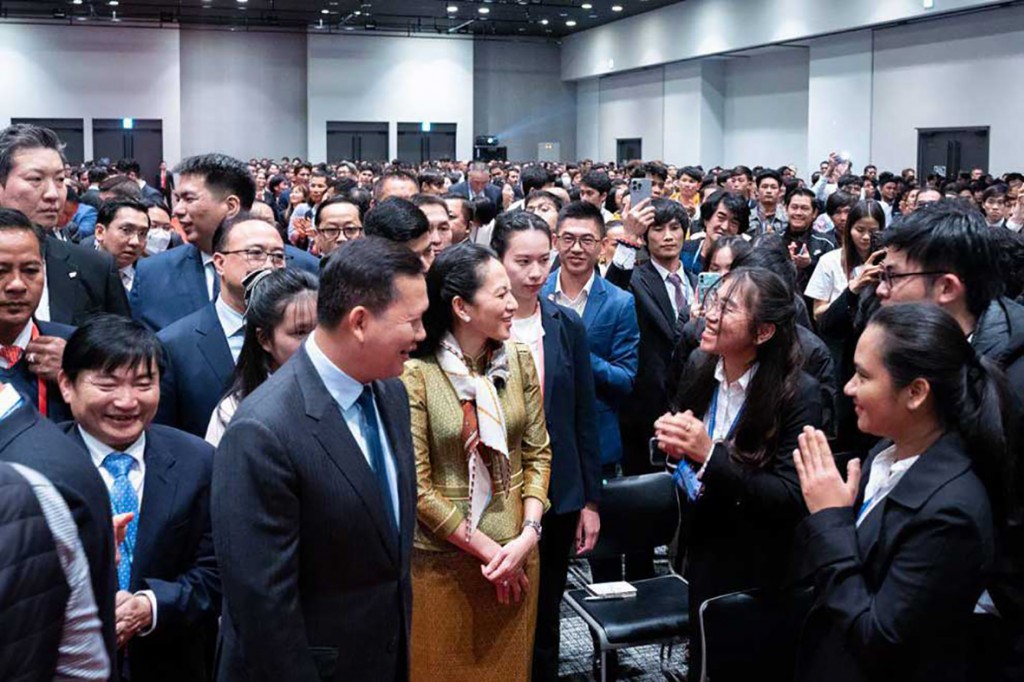 17_12_2023_prime_minister_hun_manet_centre_left_in_profile_and_his_wife_pich_chanmony_meet_with_members_of_the_cambodian_diaspora_working_and_studying_in_japan_during_his_trip_to_the_50th_anniversary_of_japan_asean_t
