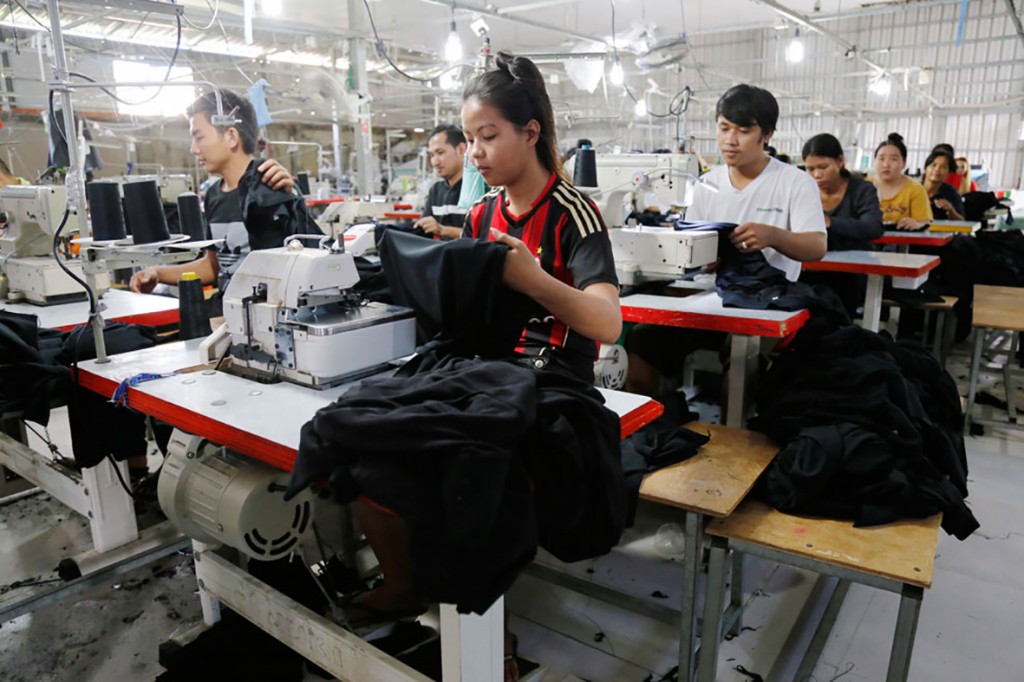 19_12_2023_topic_12_kb_cambodia_factory_black_t_shirt_at_prek_samraong_village_takhmao_commune_kandal_province_since_25_10_2016_heng_chivoan_2_