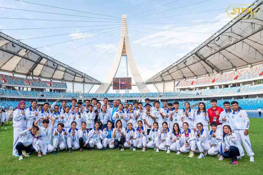 20_11_2023_Cambodia SEA Games medallists pose for a photo at the Morodok Techo National Stadium on November 17. stpm
