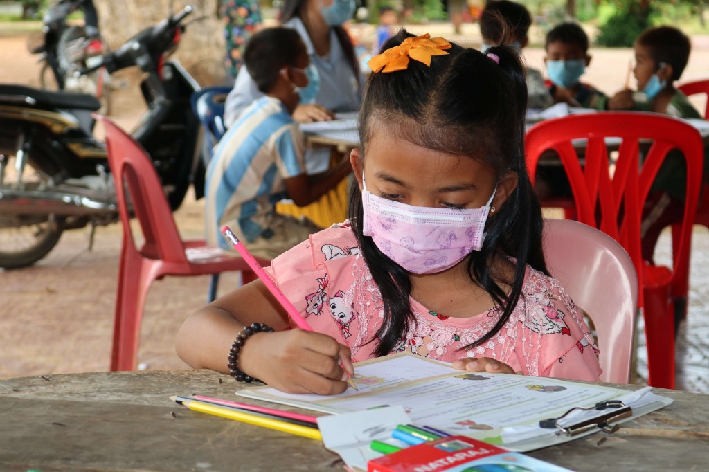 사진, 한국의 후원자분께 감사편지를 쓰는 어린이, 굿네이버스 반띠민쩌이 지역개발사업장
