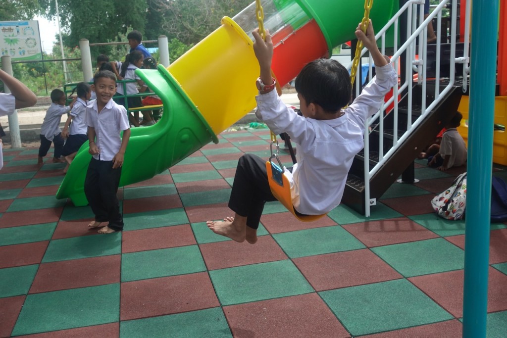 사진1, Rotary Club 및 MVL Foundation의 지원으로 완공된 프놈펜 덩까오 지역 프레이싸 초등학교의 놀이터