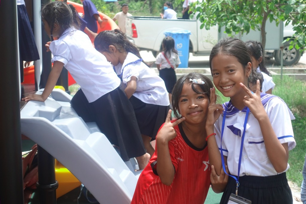 사진2, Rotary Club 및 MVL Foundation의 지원으로 완공된 프놈펜 덩까오 지역 프레이싸 초등학교의 놀이터