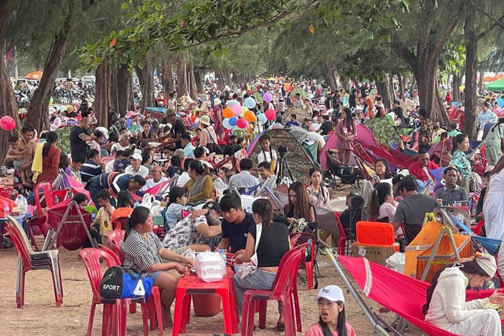 1_1_2024_holiday_revellers_on_ochheuteal_beach_in_sihanoukville_on_december_31_tourism_department