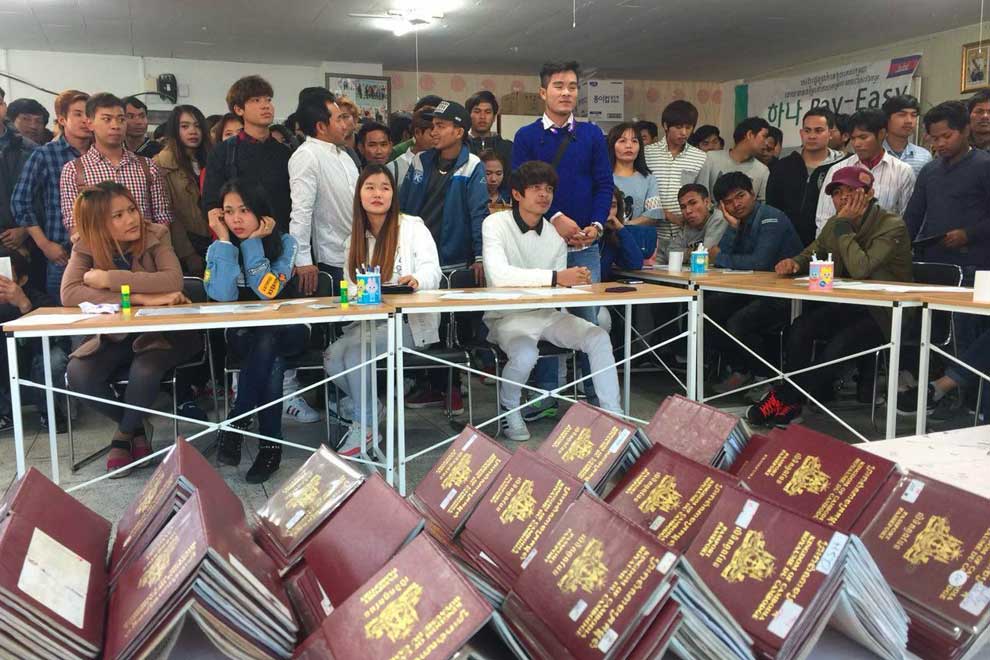 2_1_2024_workers_receive_passports_in_the_past_labour_ministry