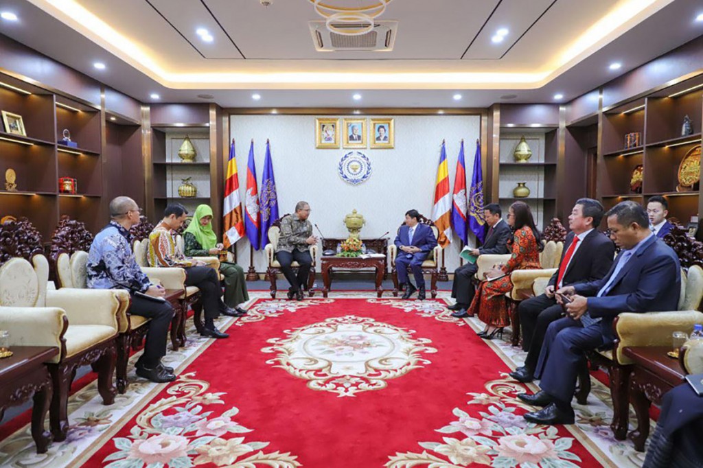 8_1_2024_topic_21_minister_of_labor_heng_suor_meets_with_ambassador_indonesia_mr_santo_darmosumarto_on_strengthen_cooperation_on_vocational_training_on_04_01_2024_by_mol_4_