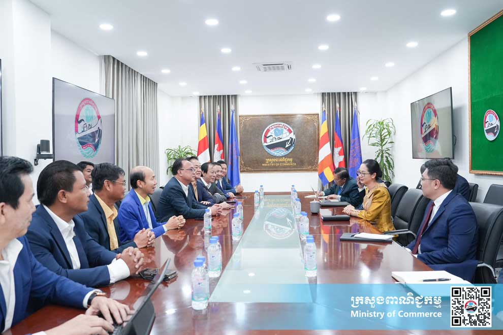 13_2_2024_commerce_minister_cham_nimul_right_in_gold_meets_with_ccc_president_kit_meng_and_a_council_delegation_cham_nimul_via_fb