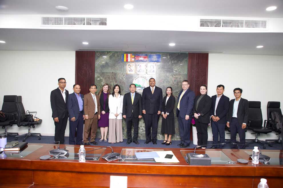 22_2_2024_us_national_nuclear_security_administration_s_frank_rose_centre_poses_for_a_group_photo_with_energy_ministry_officials_on_february_21_us_embassy