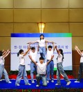 DGB 임직원과 대학생 48명으로 구성된 봉사단은 올해 1월부터 2개월간 준비한 K-POP 댄스, 합창, 플래시몹 공연을 훌륭하게 선보여 캄보디아 거주 한캄 다문화 아동 및 가정을 응원했다._WS