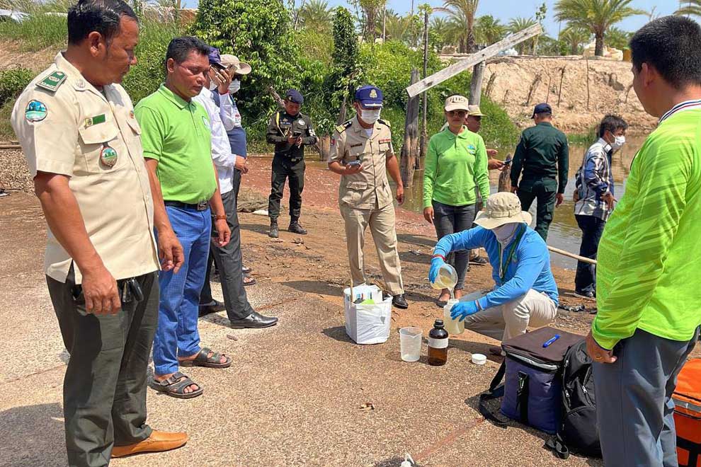 11_3_2024_authorities_conduct_testing_of_kampong_sela_river_water_for_contaminants_in_preah_sihanouk_province_on_march_8_kampong_seila_district_admin