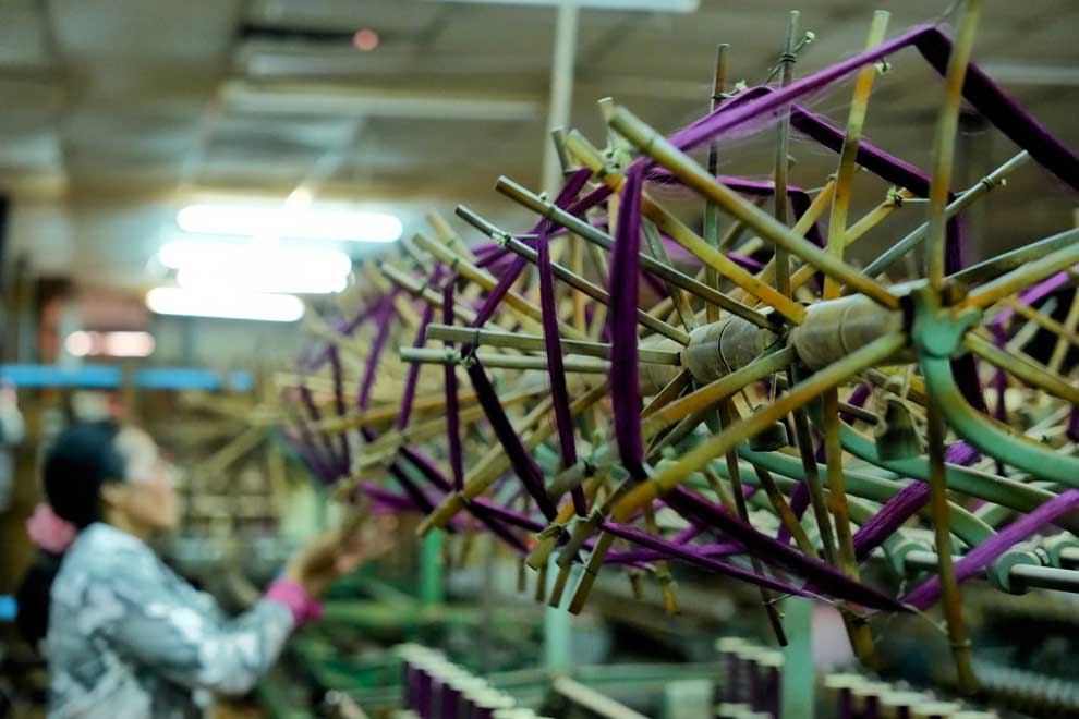 21_3_2024_a_woman_weaves_silk_at_artisans_d_angkor_on_march_19_maff