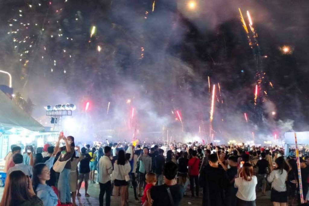 21_3_2024_people_enjoy_fireworks_on_new_year_s_day_in_preah_sihanouk_province_on_january_1_2024_preah_sihanouk_admin