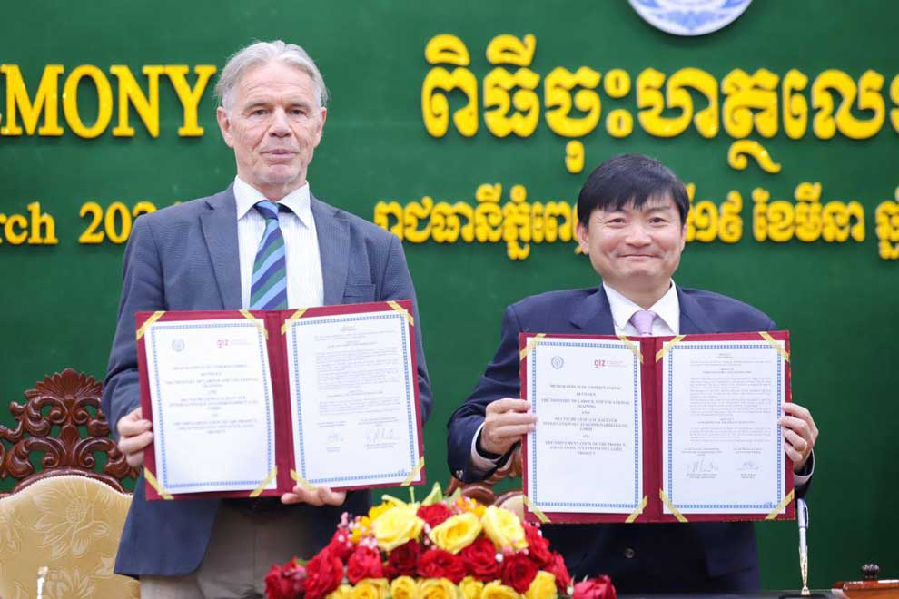 24_3_2024_labour_minister_heng_sour_and_giz_s_gunter_riethmacher_hold_the_mou_on_an_asean_swiss_tvet_initiative_on_march_19_mlvt