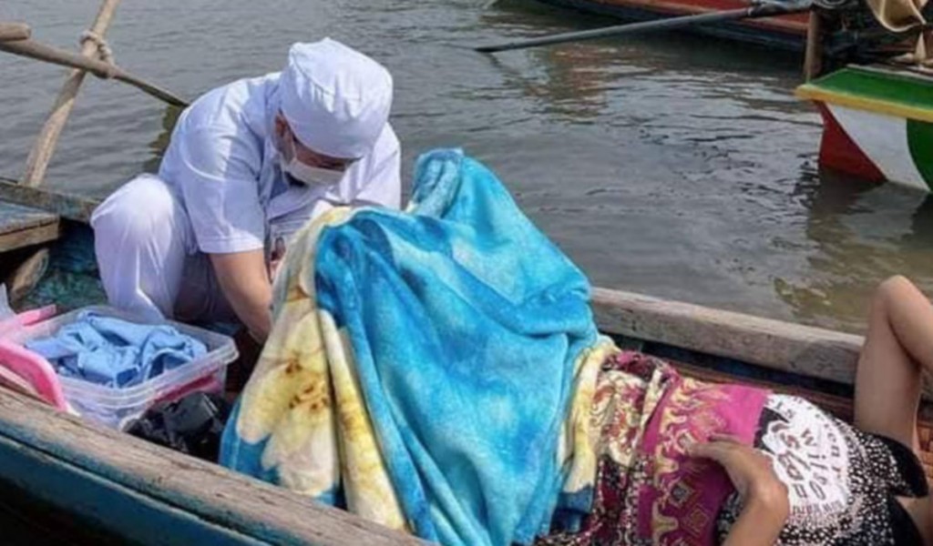 Mother-gives-birth-in-boat