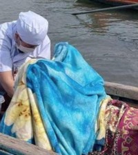 Mother-gives-birth-in-boat