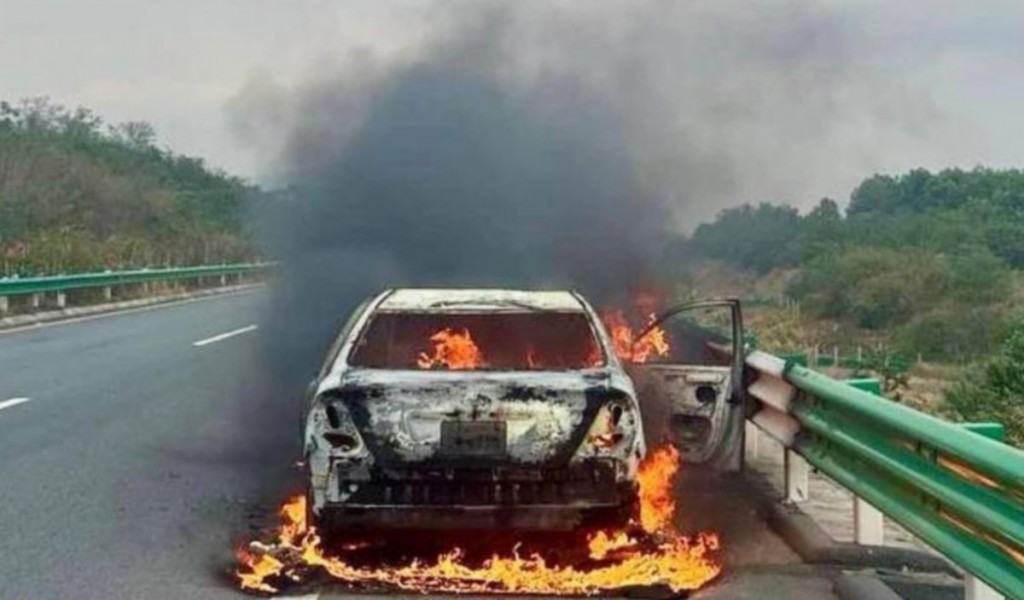 Car-burns-in-Expressway-inferno
