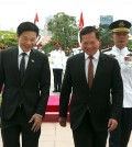 19_6_2024_singaporean_prime_minister_lawrence_wong_right_welcomes_prime_minister_hun_manet_to_singapore_on_june_18