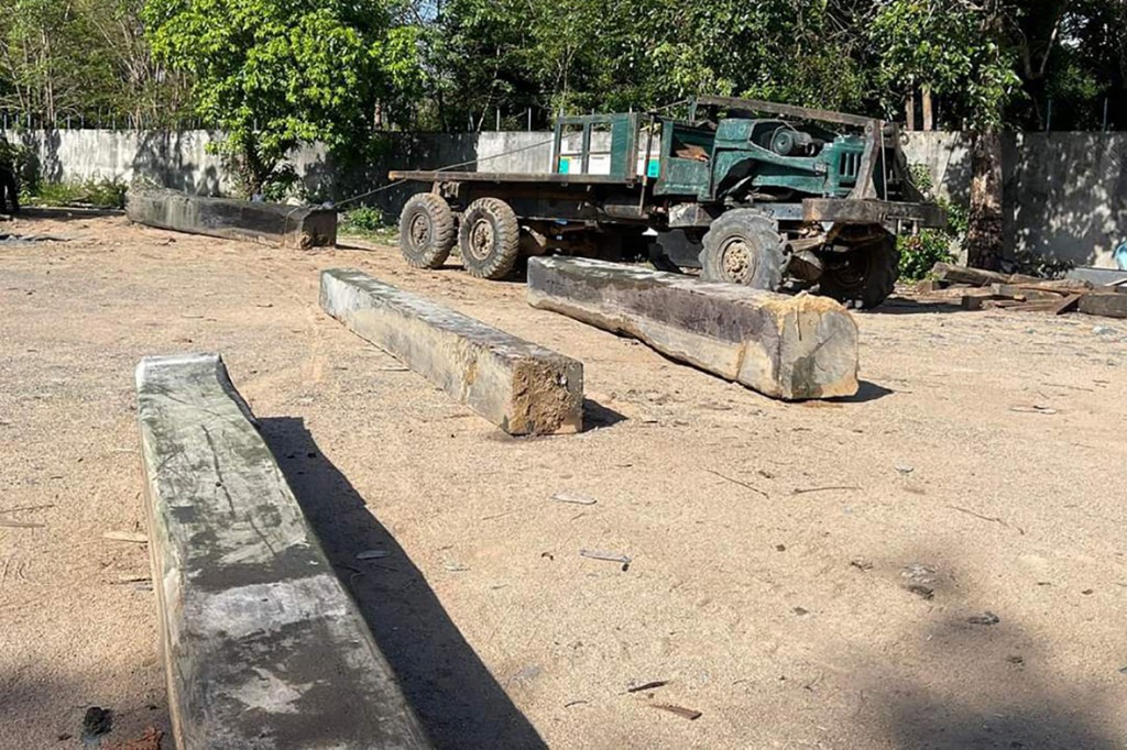 22_6_2024_some_of_the_seized_illegally_felled_and_milled_timber_is_loaded_into_a_truck_by_the_authorities_tan_kimsour