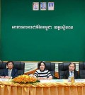 ▲ 찌어 쎄레이 NBC 총재(가운데)는 지난 21일 시엠립 주 내 상업은행 대표들과 오래되거나 파손된 미국 달러지폐를 수수료 없이 교환하는 것에 대해 논의했다.