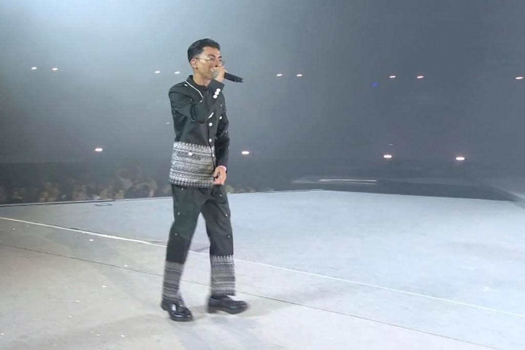 ▲ 캄보디아 래퍼 반다가 8월 11일 2024 파리 올림픽 폐막식에서 자신의 히트곡 '타임 투 라이즈'를 공연하고 있다.