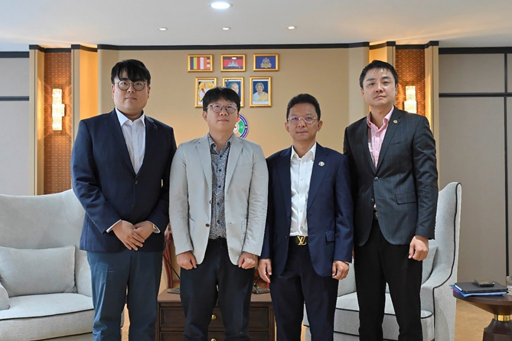 ▲ 10월 28일 캄보디아 산업통상자원부에서 정민재 경북테크노파크 센터장(가운데 왼쪽)과 헴 완디 산업부 장관(가운데 오른쪽)이 기념촬영을 하고 있다.