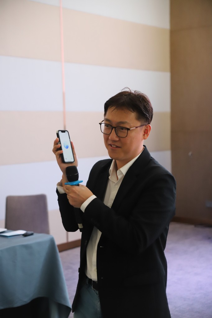 정인휴_KLC_캄보디아전문학교_원장이_챗_GPT의_새로운_기능들을_소개하고_있다_WS